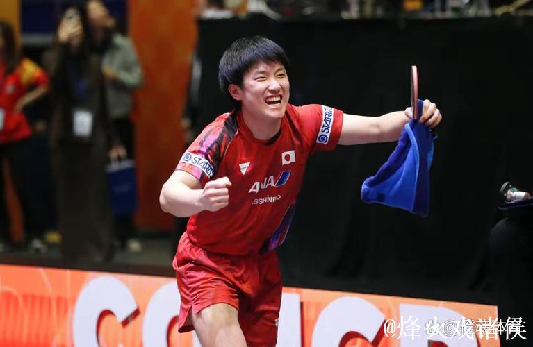 张本智和胜利时刻：握拳庆祝奖杯，乐享香港夜景，重拾久违欢愉